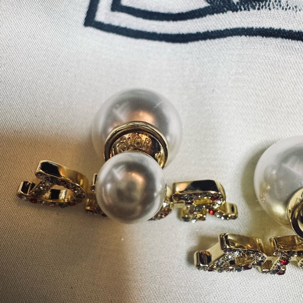 Dior Gold Logo Pearl Double-Sided Stud Earrings - Picture 4 of 7